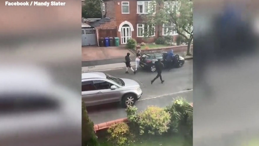 Sững sờ trước cảnh cướp ô tô táo tợn bằng dao giữa ban ngày ở Manchester (Anh)